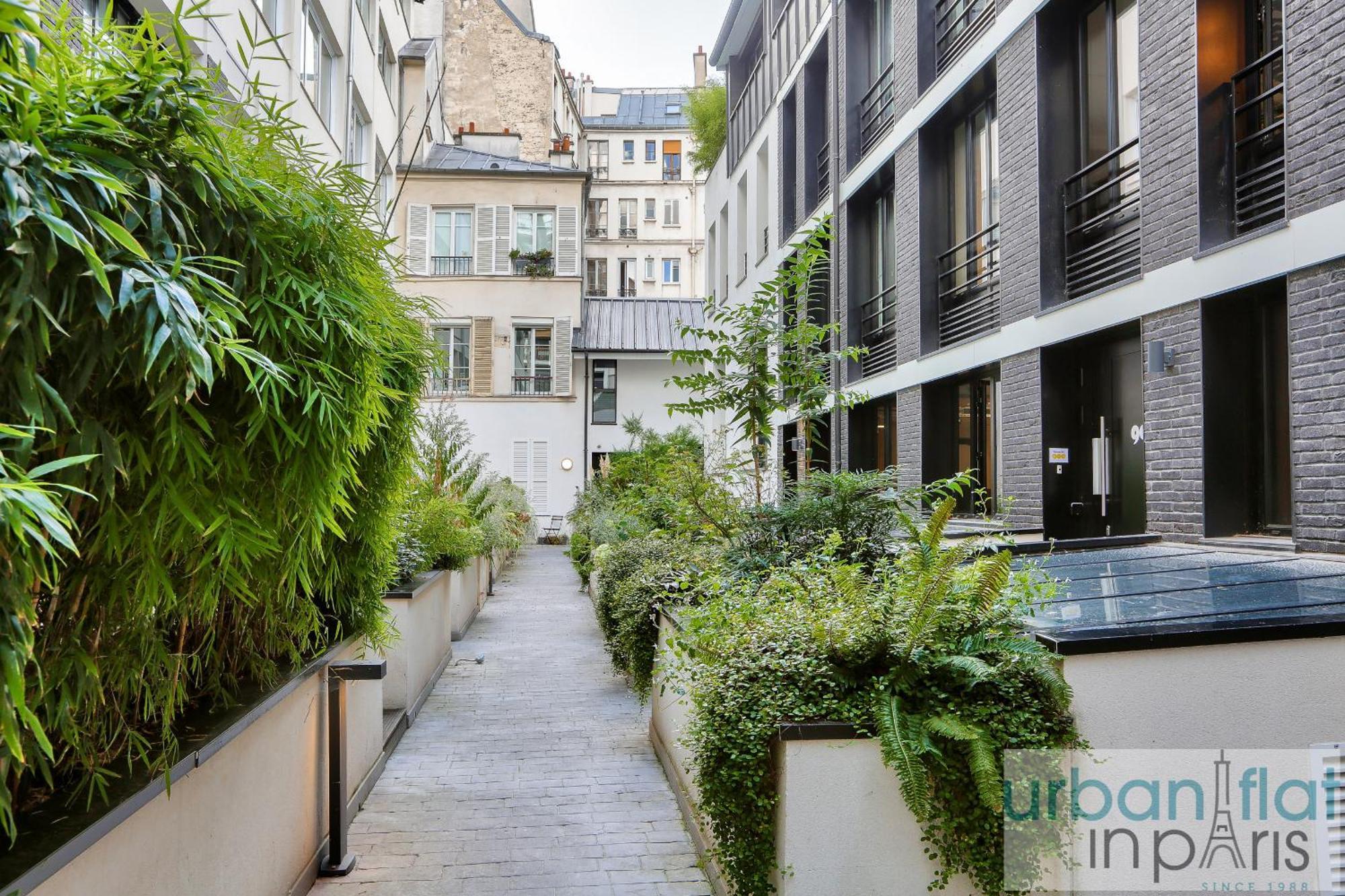 Urban Flat 170 - Amelot In Center Of